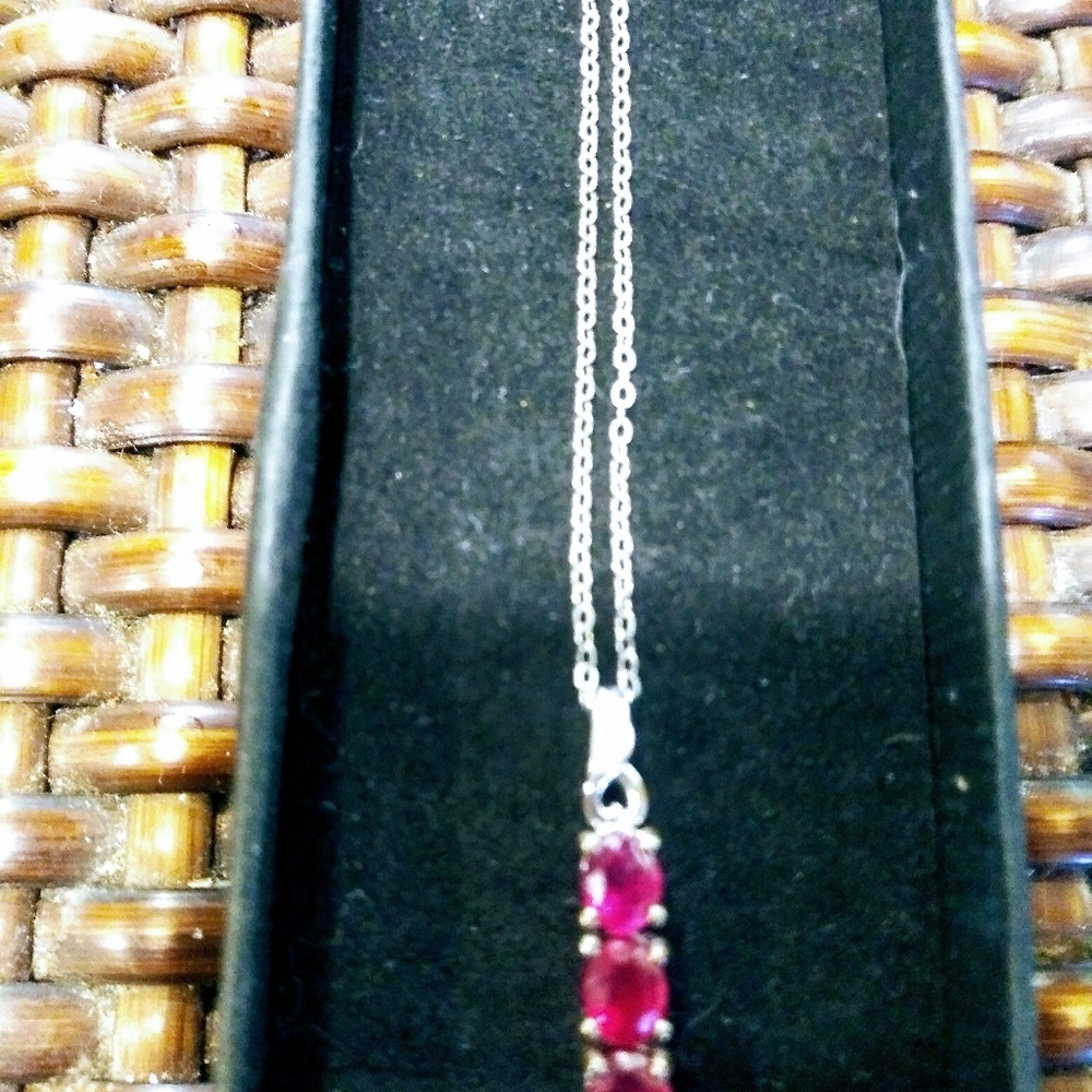 STUNNING. RUBY PENDANT ON - Picture 5 of 7